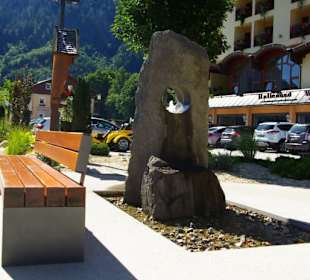 Brunnen und viele Sitzmöglichkeiten 