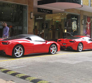 Ferraris vor dem Hilton