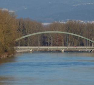 Isarbrücke von der Staustufe aus gesehen