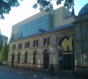 Hinten das Konzerthaus