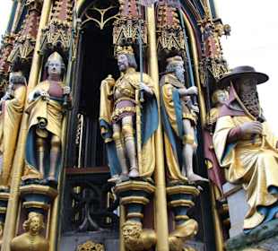 Figuren im Schönen Brunnen