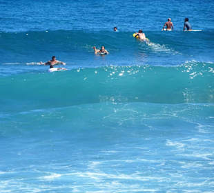 Surfer warten auf die perfekte Welle