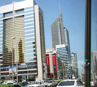 Durch die Straßen von Abu Dhabi