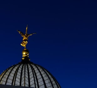Kuppel mit goldenem Engel in der Nacht