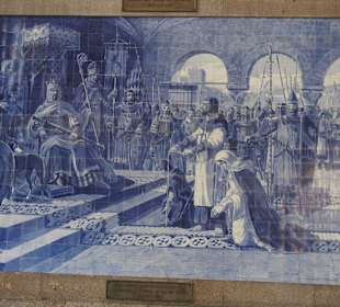 Wandgemälde aus Kacheln im Inneren des Bahnhofs