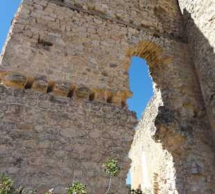 Tor mit Balkenlöchern