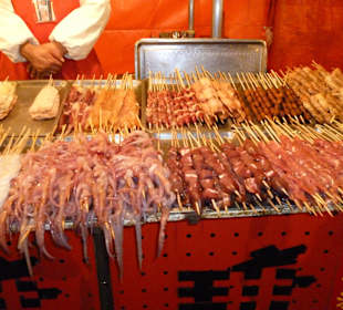 Exotische Spieße auf dem Markt vorm Hot Pot