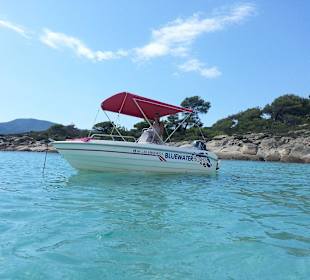 Unser Boot mit Sonnenschutz
