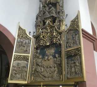 Der Marienaltar (linker Seitenaltar)