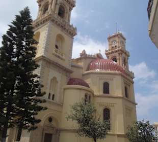 Unter einem Dach Kirche und Moschee