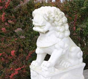 Linker Löwe am Eingang