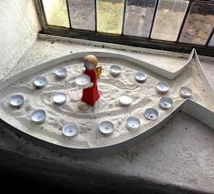 Im Altarbereich der Kirche