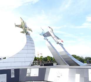 Ehrenhain, ca 300m Richtung Innenstadt laufen