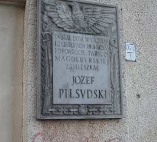 Kamienica w Śródmieściu - tablica o Piłsudskim