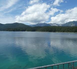Zu einer Pause beim Eibsee-Pavillon