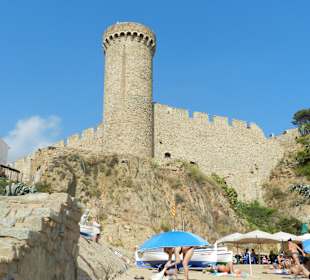 Strand direkt unter der Burg