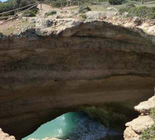 Blick vom „Dach“ in die Höhle von Benagil
