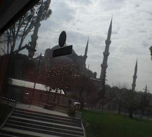 Moschee aus dem Bus fotografiert