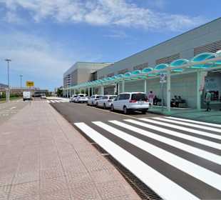 Vor dem Flughafengebäude