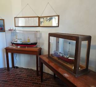 Exponate des maritimen Museums im Leuchtturm