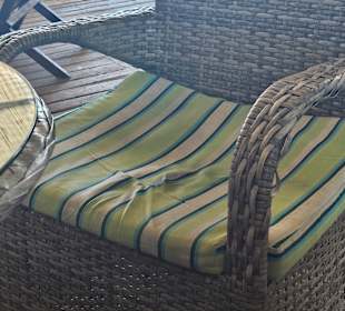 verschlissene Sitzmöbel mit verdreckten Auflagen Pearle Beach Resort & Spa