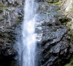 Der 43 m hohe Wasserfall