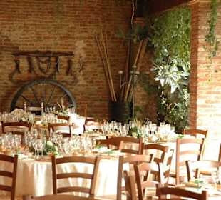 Tavoli apparecchiati sotto il portico