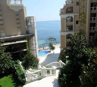 Zejście na plażę pomiędzy apartamentowcami