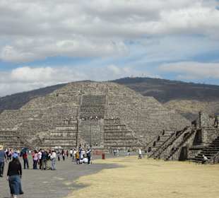 Eine andere Perspektive in Richtung Mondpyramide