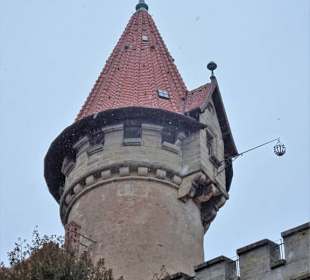 Blick auf den Hexenturm mit Feuerkorb