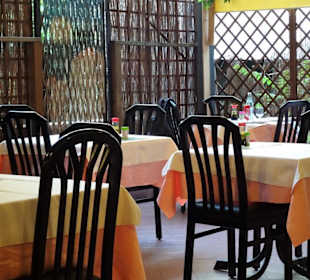 Sitzplätze im Innenhof des Restaurant Drago D´Oro