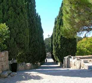 Weg zwischen Kreuz und Klosterkirche