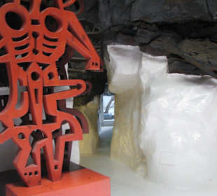 Skulptur im roten Raum