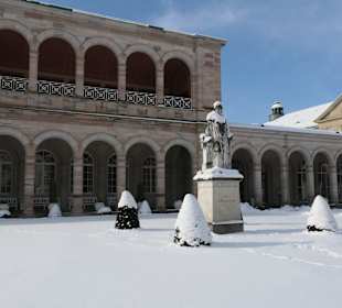 König Ludwig I. vor dem Arkadenbau im Schnee