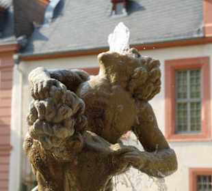 Ein Brunnen im Schlosspark