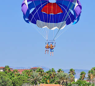 Parasailing am Strand