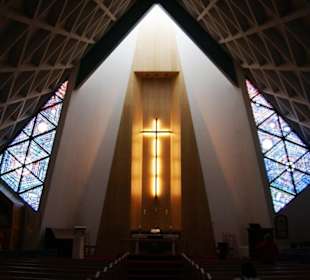 Ólafsvíkurkirkja - Innenansicht mit Glasfenstern