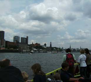 Blick auf St.Pauli, Mitte: Michel und Landungsbrücken