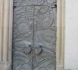St. Jakobus mit Muscheltürgriffen