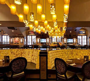 Restaurant mit Blick auf die Bar