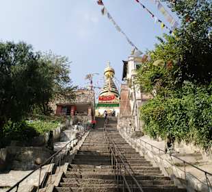 Steiler Aufstieg zur Stupa
