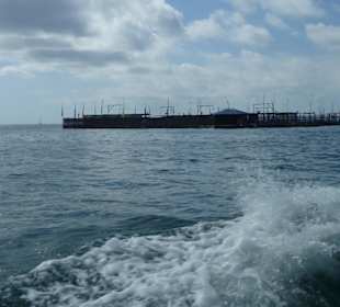 Schwimmende Plattform im Meer
