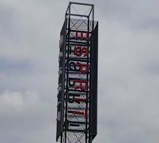 Logo Turm im Eingangsbereich