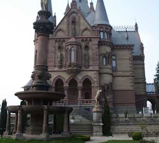 Seitlicher Eingang und Brunnen