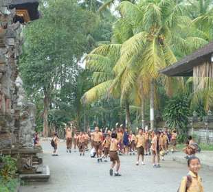 Abschied von den Kindern an der Schule