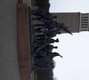 Gruppe mit Glockenturm