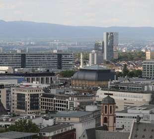 Blick auf den Taunus und die Börse