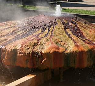 Der  Kochbrunnenspringer neben dem Kochbrunnen