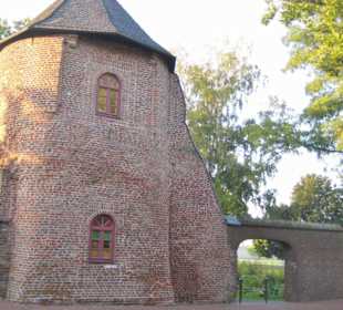 Nordwall: oben am Rundturm. Rechts Parkeingang.