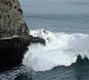 Man beachte das Boot auf dem Felsen